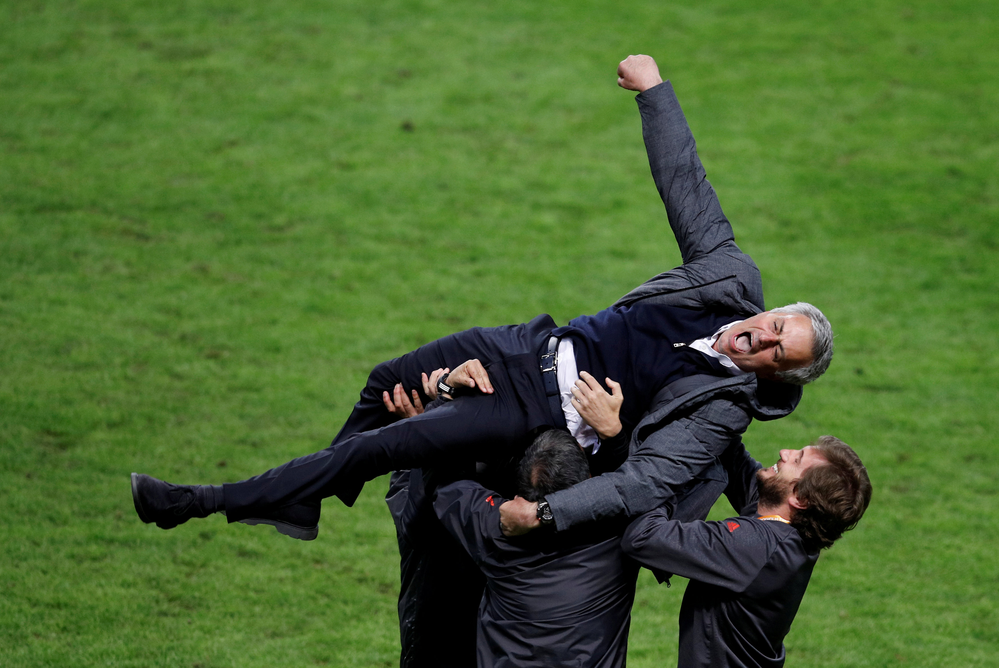 Oslava Manchesteru // Tréner Manchester United Jose Mourinho oslavuje so svojím tímom víťazstvo nad futbalistami Ajax Amsterdam vo finále Európskej ligy UEFA vo Friends Arene v Štokholme.