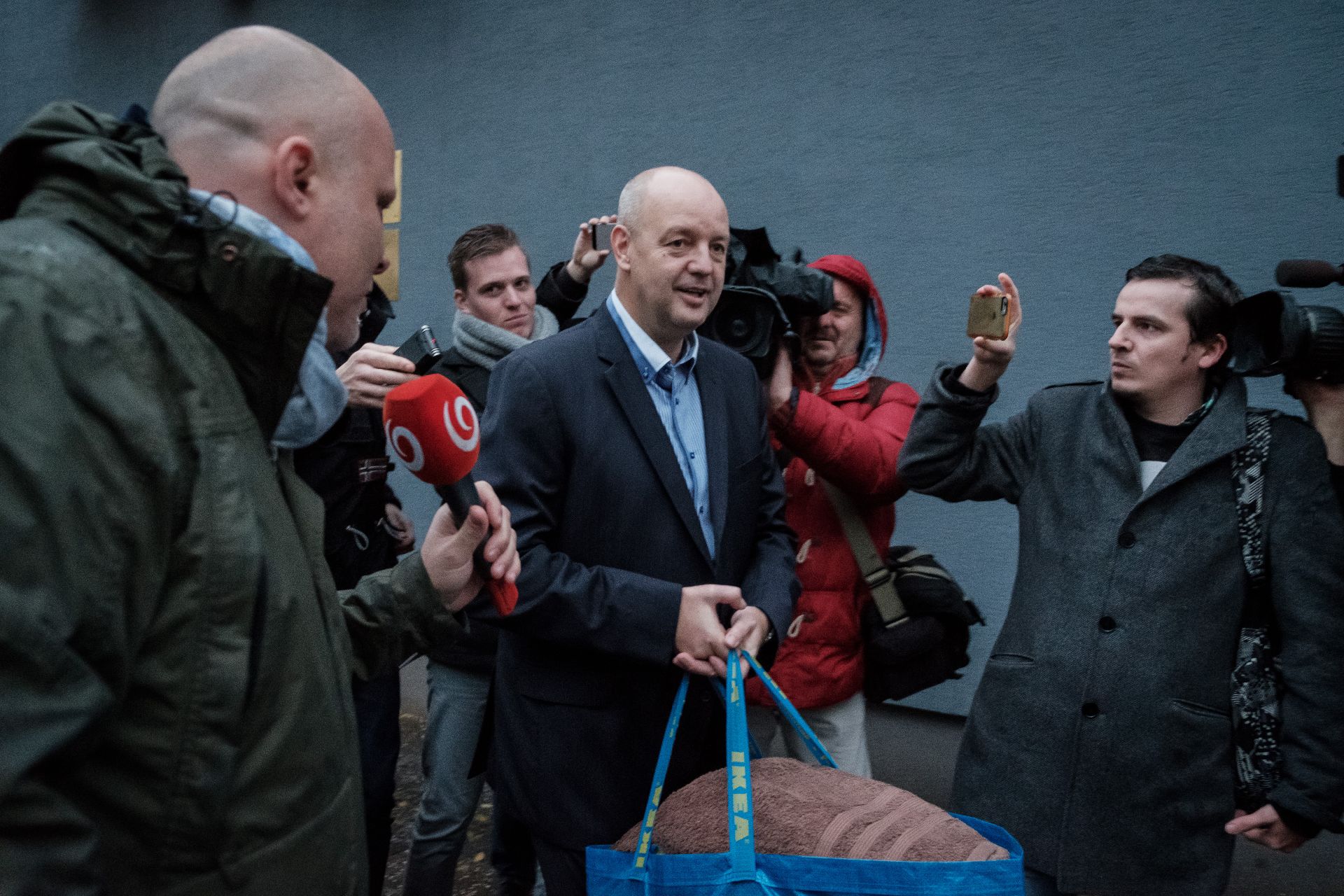Prepustený Rusko // Bývalého ministra hospodárstva a mediálneho magnáta Pavla Ruska obvinili pre podozrenie z objednania vraždy bývalej spoločníčky v TV Markíza Sylvie Volzovej. Koncom novembra ho z väzby prepustili.