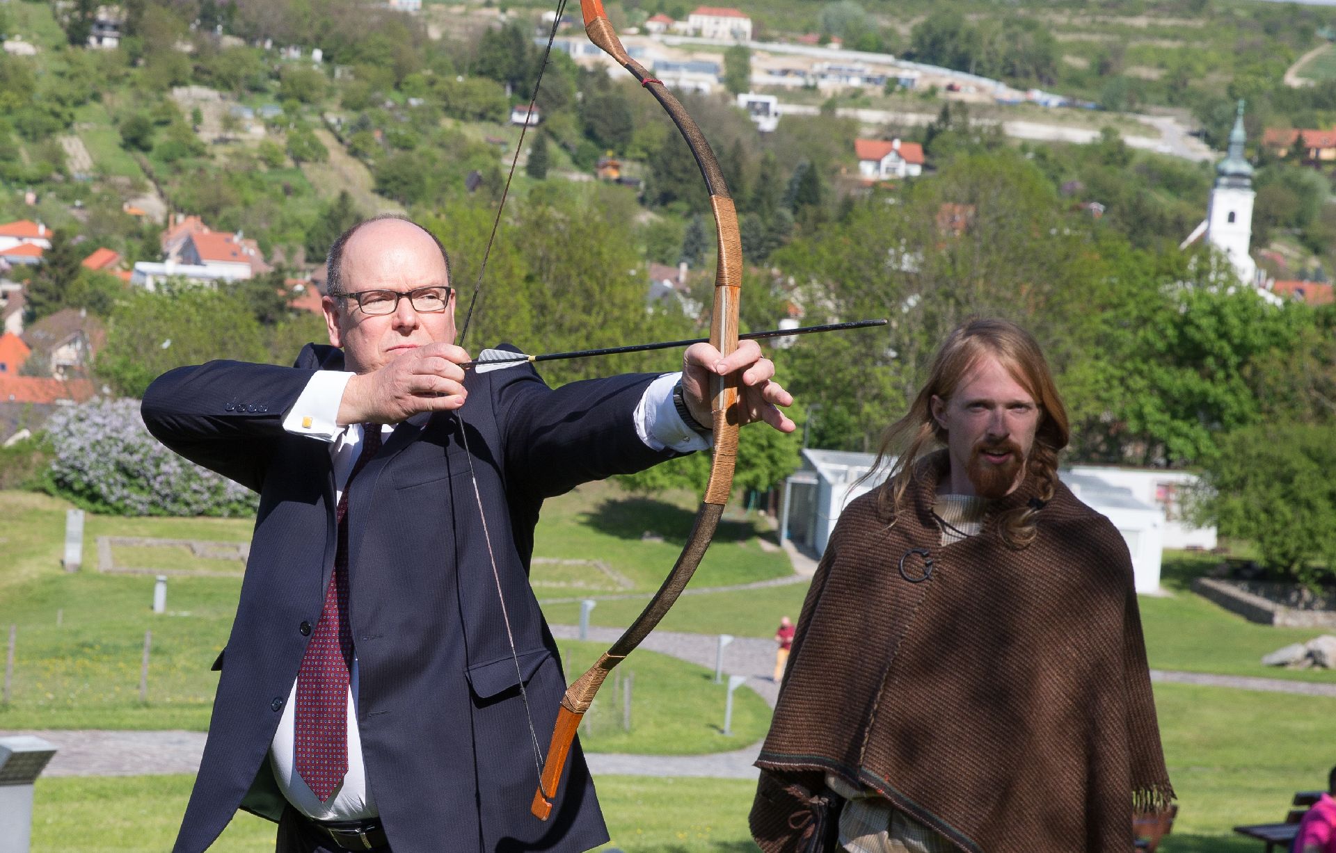 Knieža lukostrelec // Monacké knieža Albert II. bol v máji po tretíkrát na Slovensku, ale prvý raz ako panovník. Prijal ho prezident aj premiér. Albert II. si na Devíne zastrieľal z luku.