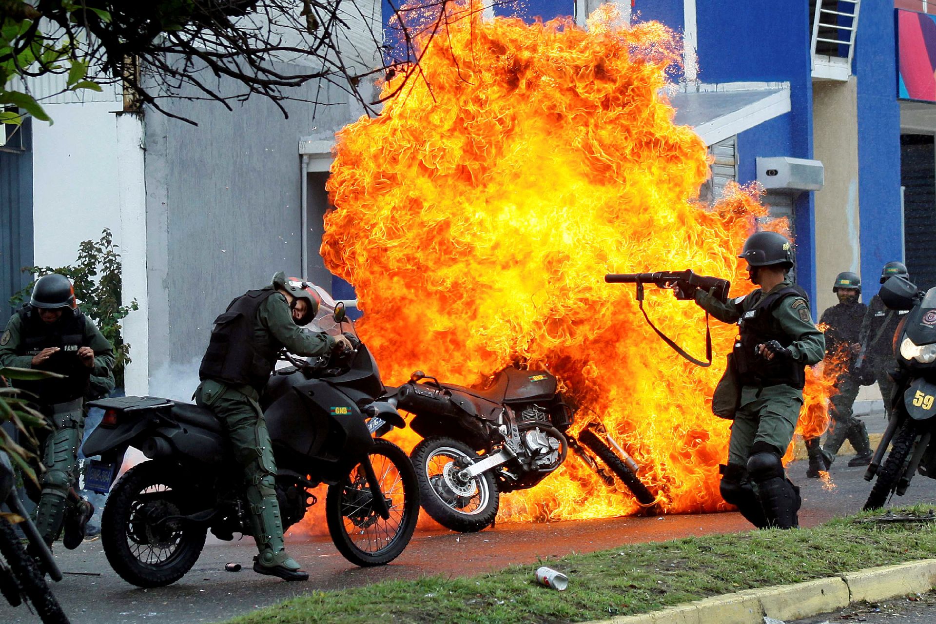 Molotovov koktail zabíjal // Bezpečnostné sily pri májovom útoku demonštrantov protestujúcich proti vláde venezuelského prezidenta Nicolasa Madura vo venezuelskom San Cristobal.