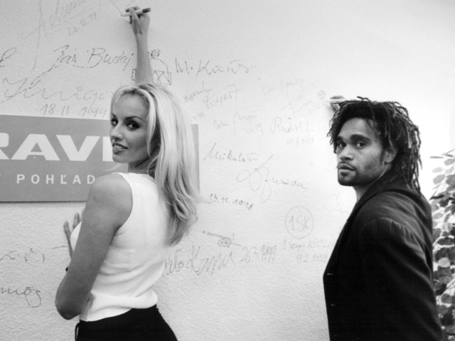 Adriana Sklenaříková, Chris Karembeu