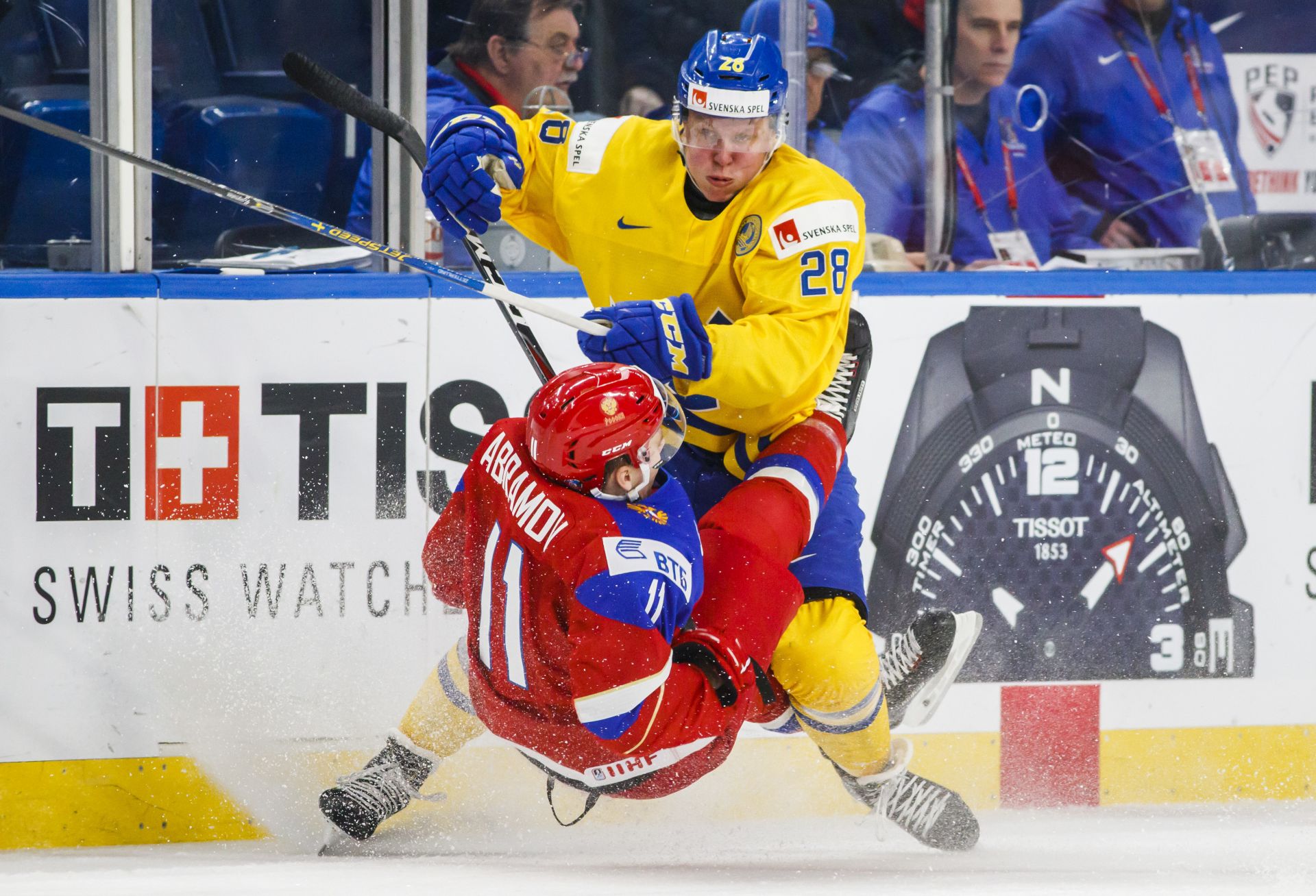 Obranca Švédska Fabian Zetterlund v akcii počas duelu s Ruskom.
