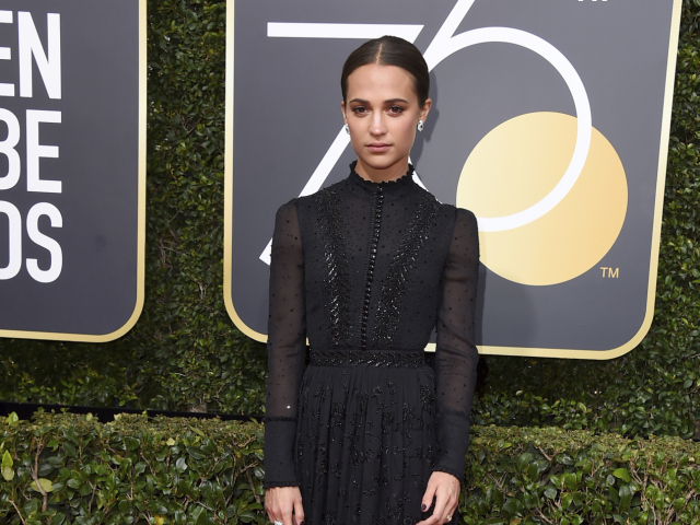 Držiteľka Oscara Alicia Vikander v šatách Louis Vuitton. 