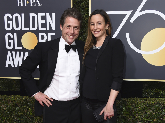 Herec Hugh Grant a jeho partnerka Anna Eberstein.