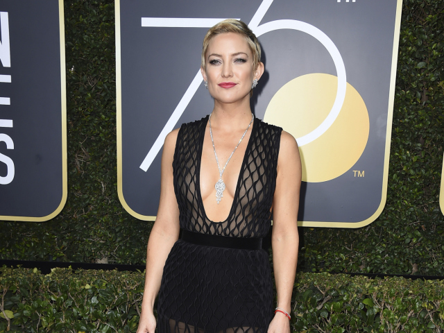 Herečka Kate Hudson prišla v šatách Valentino. 