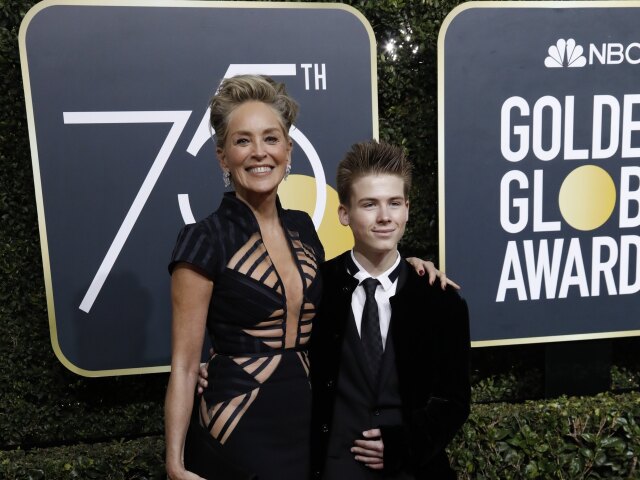Herečka Sharon Stone v kreácii Vitor Zerbinato. Prišla aj so synom Roanom. 