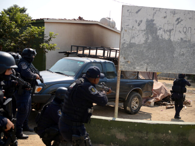 mexiko, policajti, zasah, policia, prestrelka