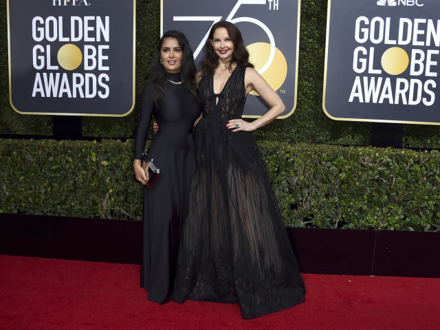 Salma Hayek (vľavo) v šatách Balenciaga a herečka Ashley Judd