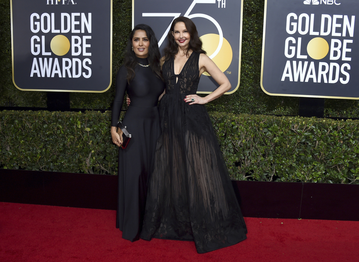 Salma Hayek (vľavo) v šatách Balenciaga a herečka Ashley Judd