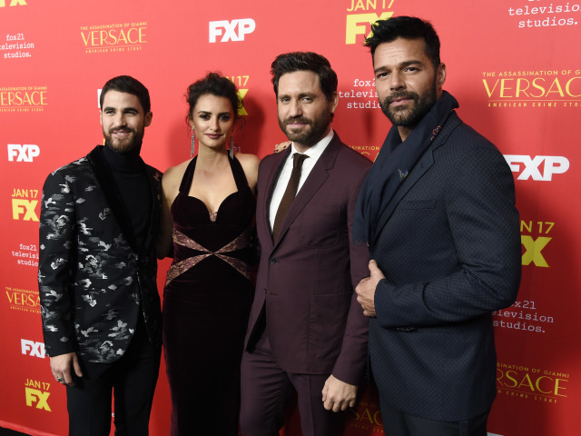 Darren Criss, Penelope Cruz, Edgar Ramirez a Ricky Martin