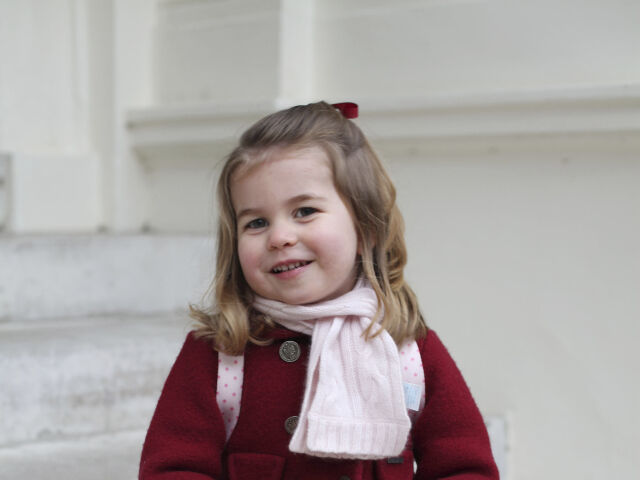 Princezná Charlotte na zábere zo svojho prvého dňa v škôlke. 