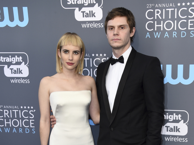 Herečka Emma Roberts si obliekla kreáciu Giorgio Armani a prišla s partnerom Evanom Petersom.