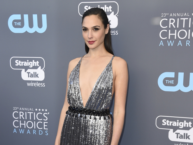 Herečka Gal Gadot v šatách Prada. 