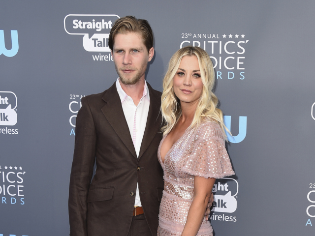 Herečka Kaley Cuoco prišla v spoločnosti partnera Karla Cooka. 