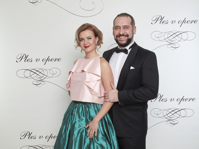 Na Plese v opere sa objavil aj Martin Mňahončák s manželkou. 