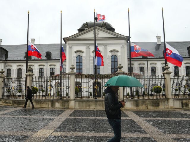 prezidentsky palac, vlajky na pol zrde, Grasalkovič palác