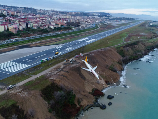 turecko, lietadlo, nehoda, trabzon, cierne more