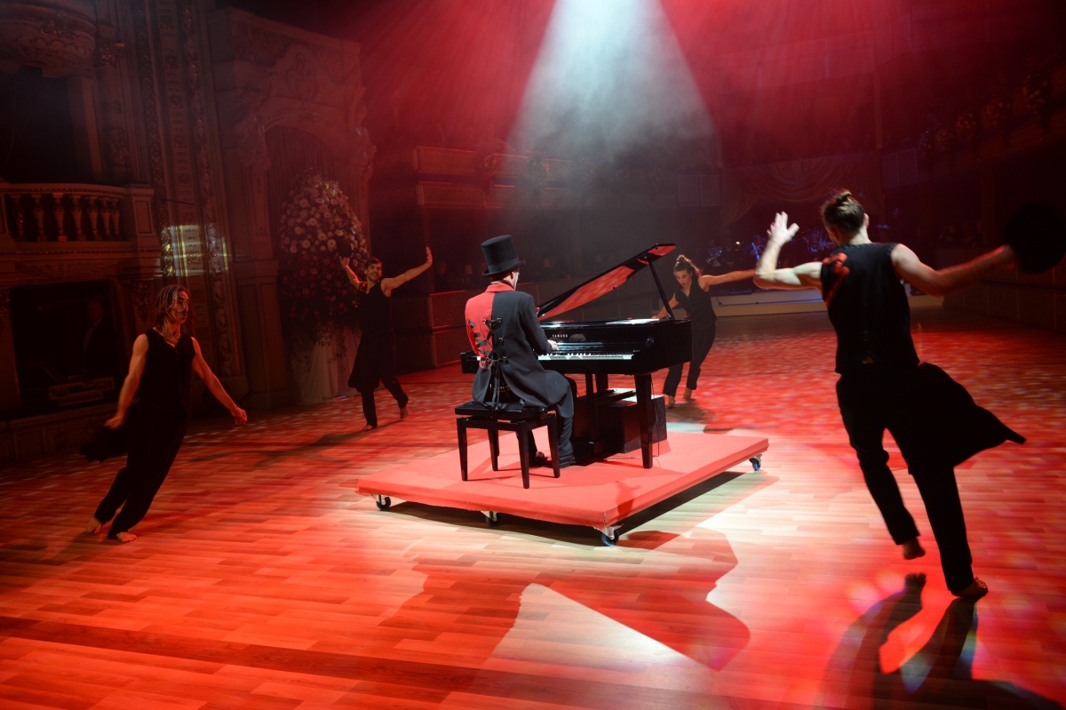 Program úvodného ceremoniálu dostal názov Kabaret Mozart. 
