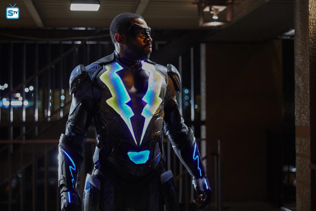 Jeffersona Pierca alias Black Lightninga stvárňuje herec Cress Williams, známy aj zo seriálu Doktorka Zoe.