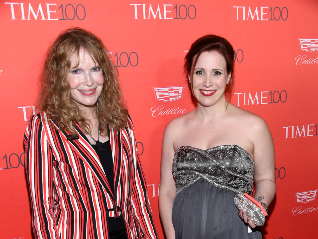 Herečka Mia Farrow a jej adoptívna dcéra Dylan Farrow