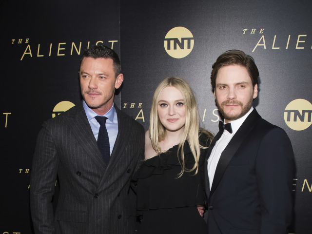 Luke Evans, Dakota Fanning a Daniel Bruhl