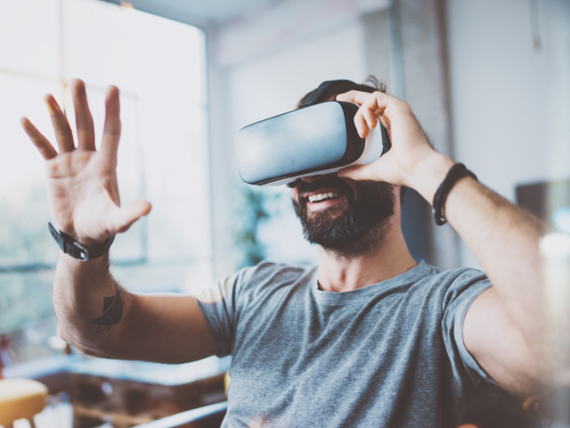 Virtuálna realita, VR, simulácia, 3D okuliare, muž