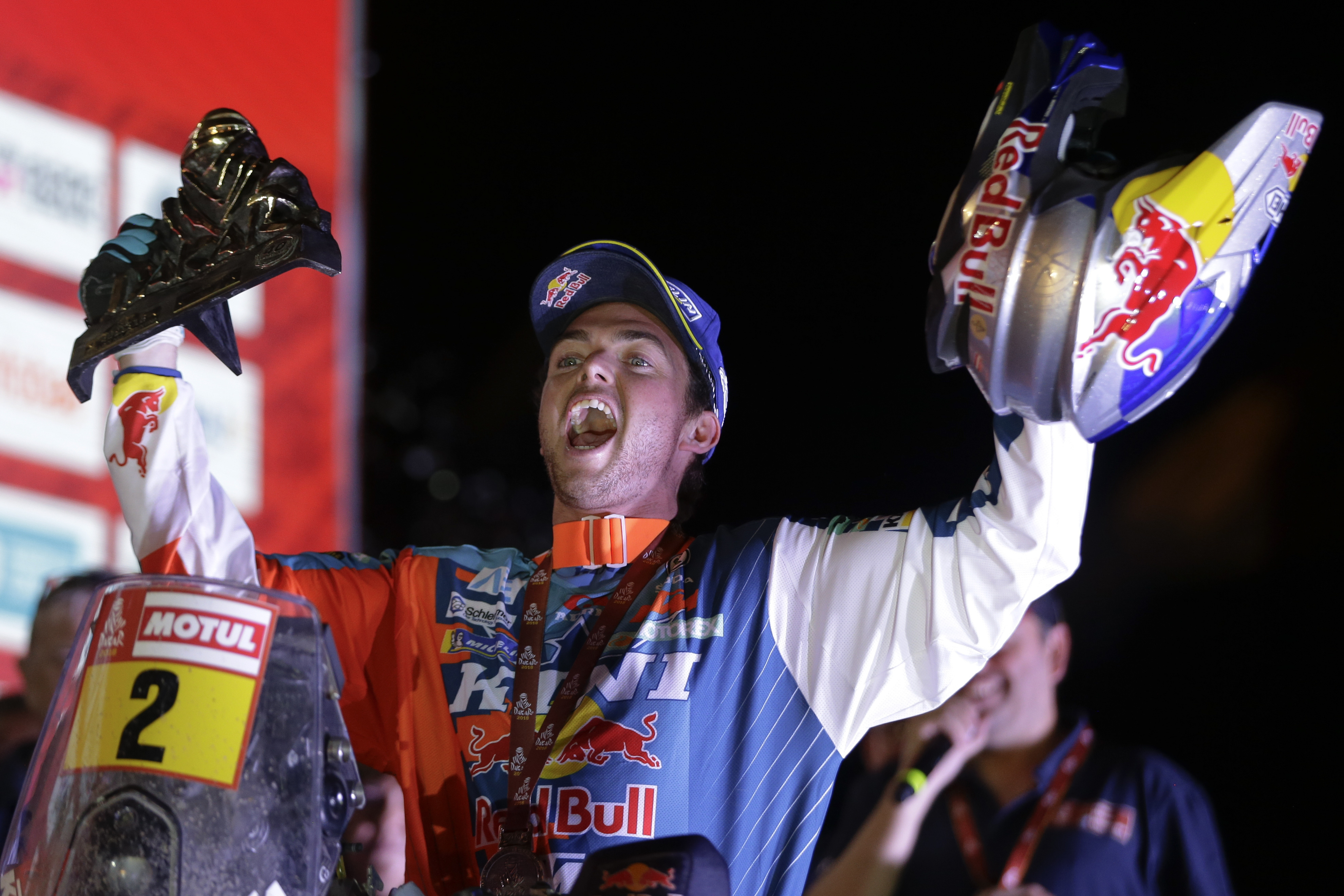 Matthias Walkner oslavuje na pódiu po tom, ako sa stal víťazom 40. ročníka motoristických pretekov Rely Dakar v kategórii motocykle.