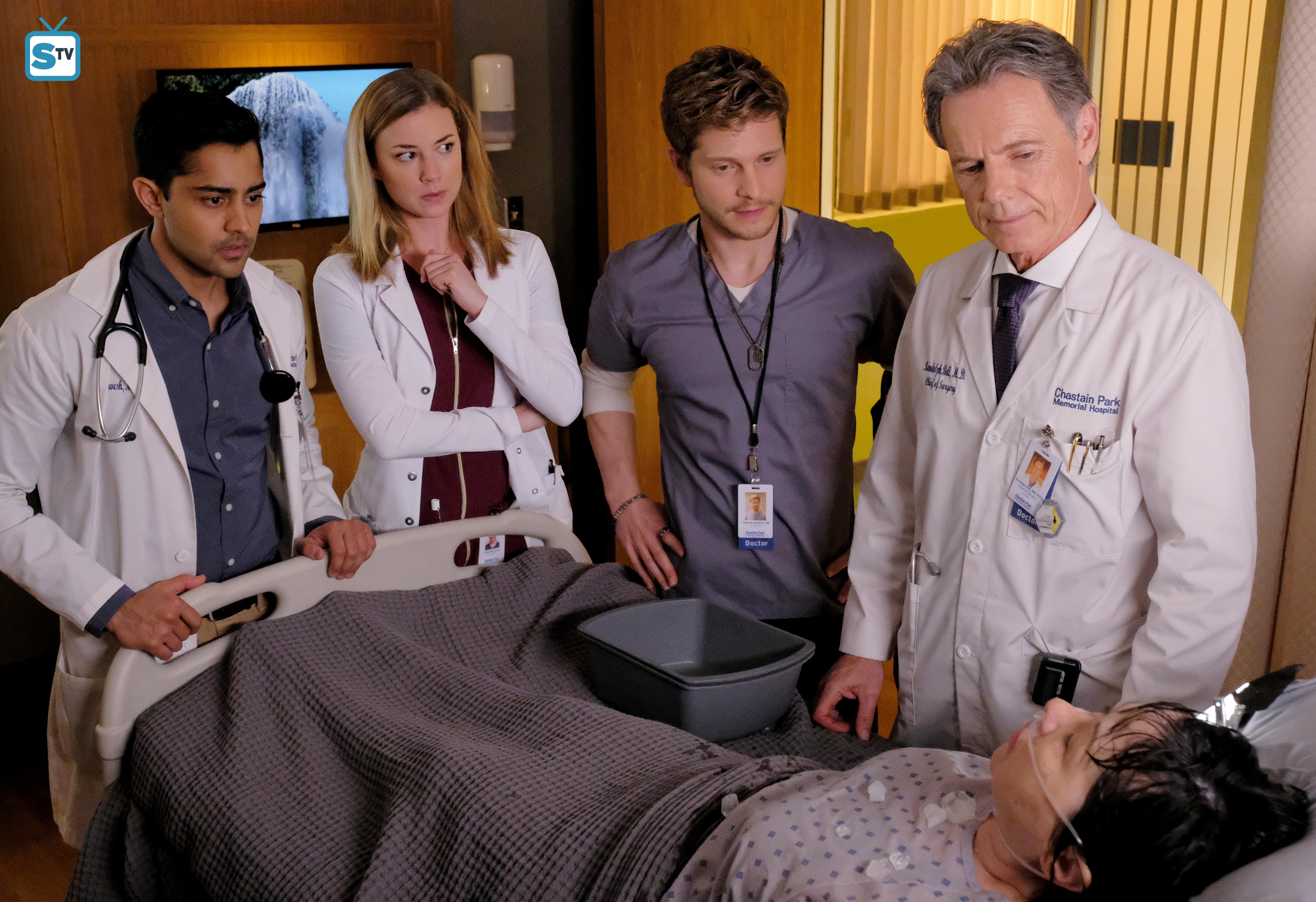 Hlavní hrdinovia novinky The Resident (zľava): Manish Dayal ako Devon Pravesh,  Emily VanCamp ako Nicolette,  Matt Czuchry ako Conrad Hawkins, Bruce Greenwood ako Dr. Solomon Bell.