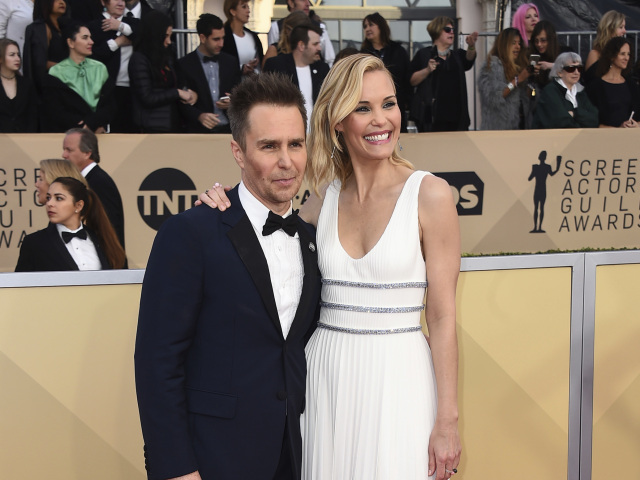 Herec Sam Rockwell a jeho manželka Leslie Bibb (v kreácii Prada).