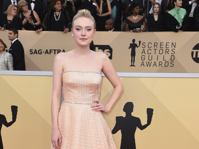 Herečka Dakota Fanning v róbe Prada.
