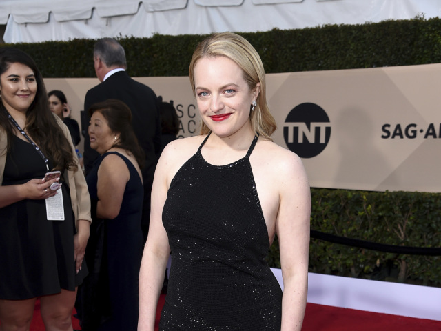 Herečka Elisabeth Moss si obliekla šaty Adam Selman.