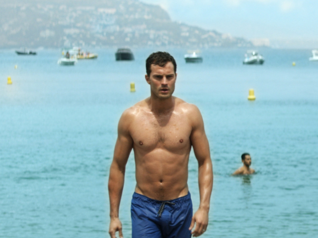 Jamie Dornan ako Christian Grey v snímke Päťdesiat odtieňov slobody. 