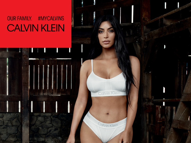 Kim Kardashian West v spodnej bielizni v reklame na značku Calvin Klein.