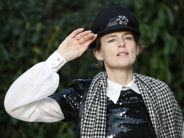 Stella Tennant pózuje fotografom pred štartom prehliadky Chanel. 