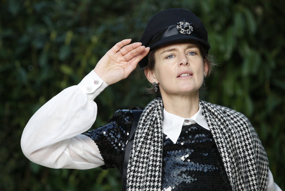 Stella Tennant pózuje fotografom pred štartom prehliadky Chanel. 