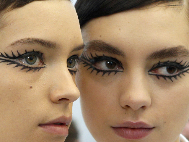 Líčenie očí na prehliadke Christian Dior Haute Couture.