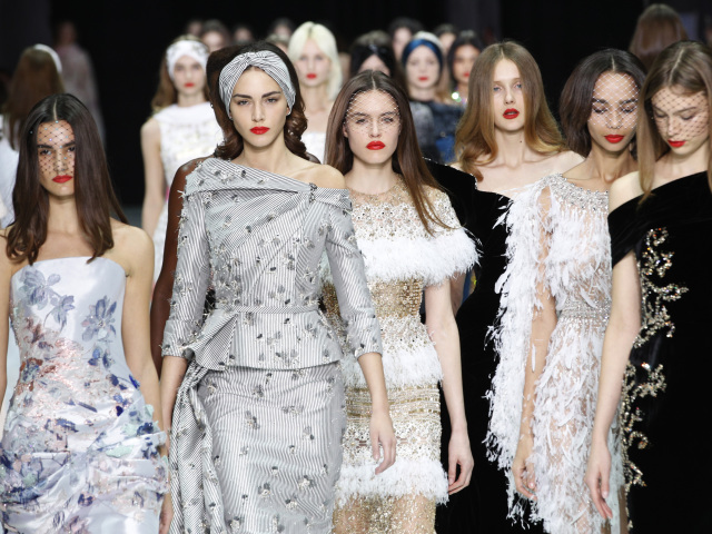 Modelka na prehliadke Ralph & Russo Haute Couture Jar-Leto 2018 v Paríži. 