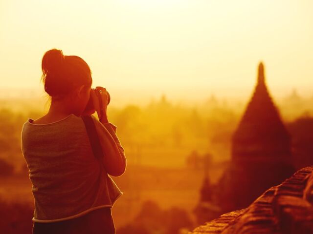 cestovanie, cestovateľka, turistka, Bagan, budhizmus, pagody, Mjanmarsko, Barma, fotografovanie, fotenie záber,