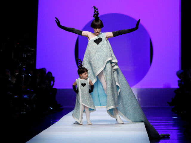 Modelka Coco Rocha a jej dcérka Ioni na prehliadke Jean Paul Gaultier Haute Couture Jar-Leto 2018.
