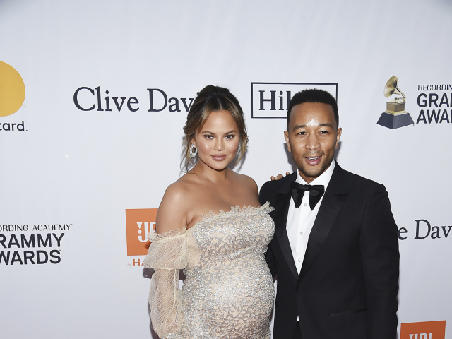 Modelka Chrissy Teigen s manželom Johnom Legendom sa na akcii objavili tiež. 