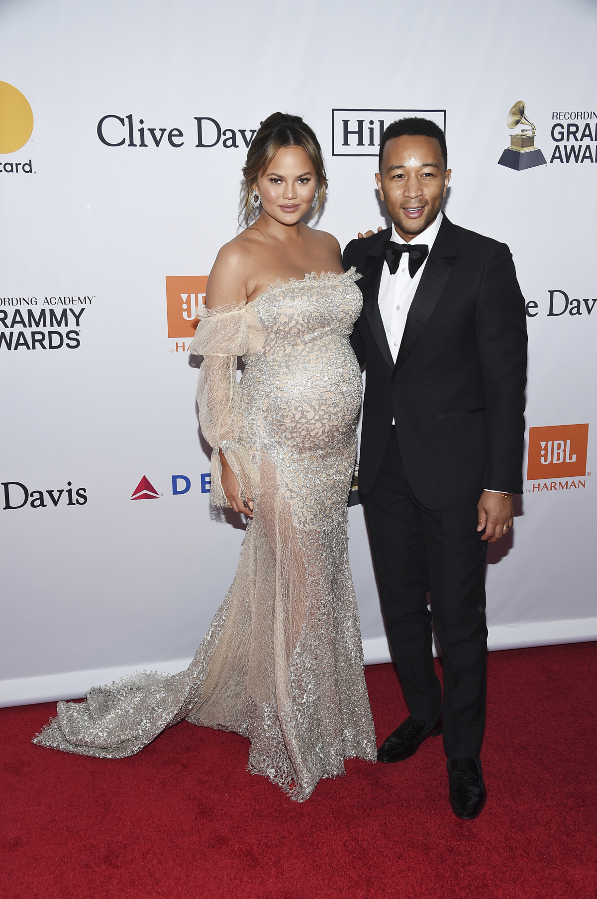 Modelka Chrissy Teigen s manželom Johnom Legendom sa na akcii objavili tiež. 