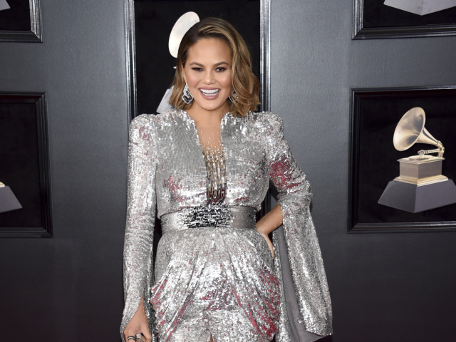 Modelka Chrissy Teigen dorazila v kreácii Yanina Couture.