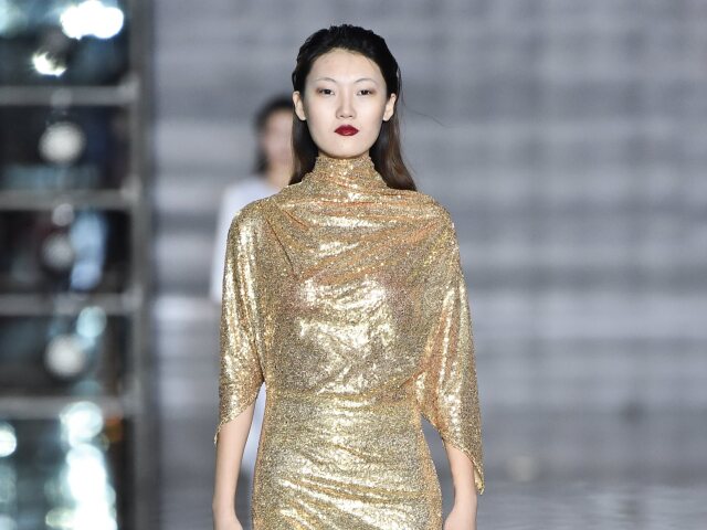 Modelka v kreácii z kolekcie slovenskej dizajnérky Idy Sándor na Harbin Fashion Week v Číne. 