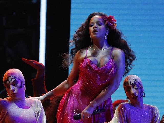 Rihanna počas vystúpenia so skladbou Wild Thoughts na 60. ročníku cien Grammy. 