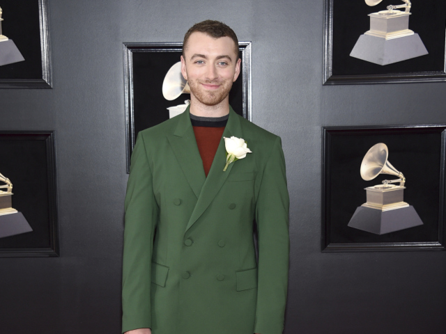 Sam Smith si vzal na seba zelený oblek. 