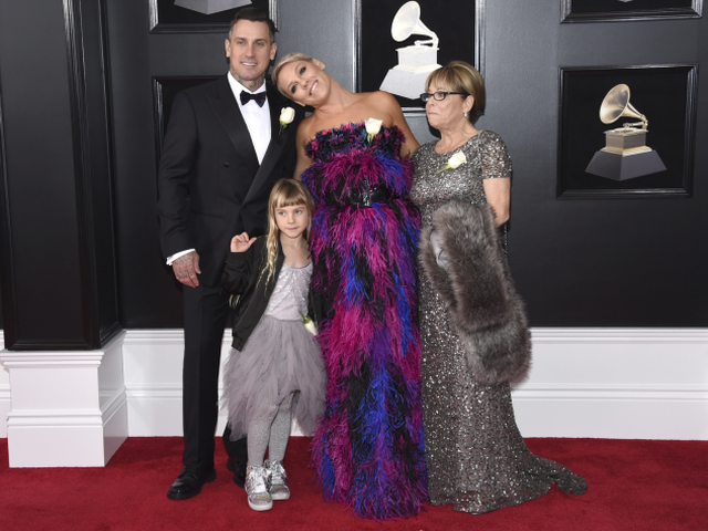 Speváčka Pink vzala na vyhlásenie cien Grammy manžela Careyho Harta, dcérku Willow aj mamu Judith Moore.