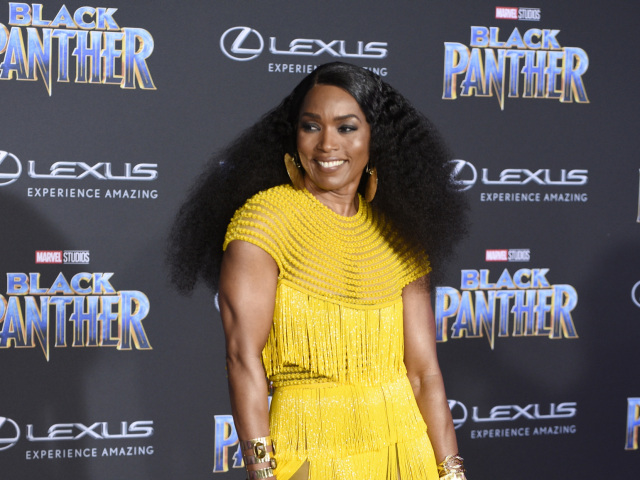 Herečka Angela Bassett si zvolila výraznú žltú kreáciu. 