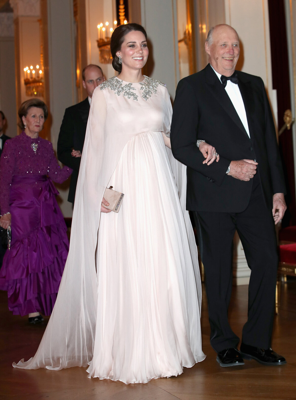 Nórsky kráľ Harald V. viedol na slávnostnú večeru vojvodkyňu Catherine z Cambridge, manželku britského princa Williama. 
