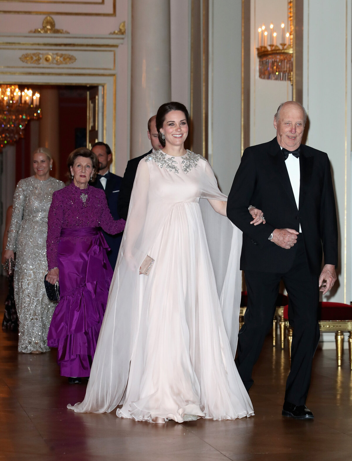 Nórsky kráľ Harald V. viedol na slávnostnú večeru vojvodkyňu Catherine z Cambridge