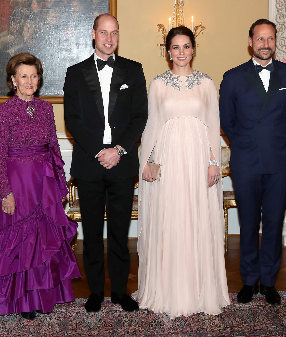 Zľava nórska kráľovná Sonja, princ William, jeho manželka Catherine, vojvodkyňa z Cambridge a korunný princ Hakoon. 
